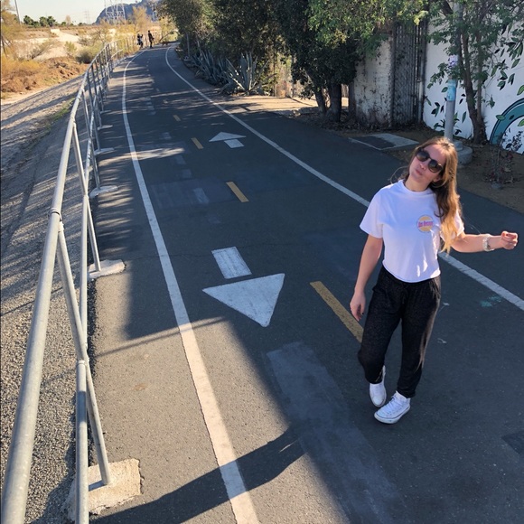 Meet your Posher, Tori - Picture 3 of 5